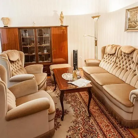 Haus In Mit Garten بيت للعطل