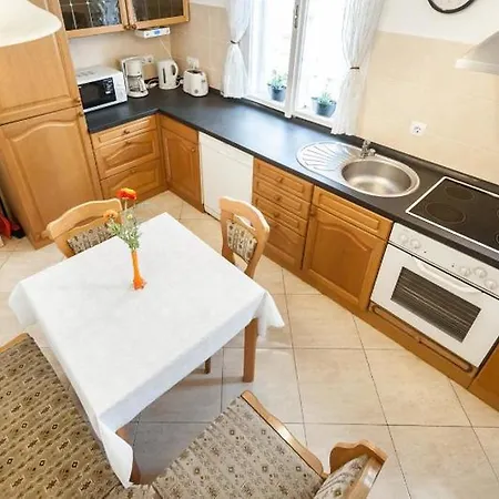 Haus In Mit Garten بيت للعطل بودابست